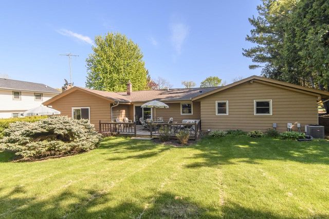 2204 Hunting Ridge ROAD, Waukesha, WI 53188
