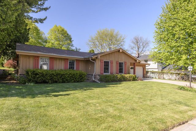 2204 Hunting Ridge ROAD, Waukesha, WI 53188