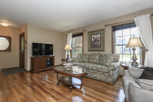 2204 Hunting Ridge ROAD, Waukesha, WI 53188