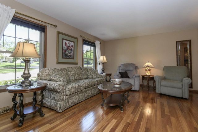 2204 Hunting Ridge ROAD, Waukesha, WI 53188