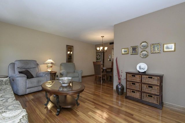 2204 Hunting Ridge ROAD, Waukesha, WI 53188