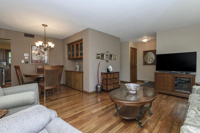 2204 Hunting Ridge ROAD, Waukesha, WI 53188