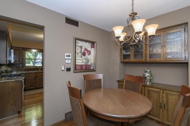 2204 Hunting Ridge ROAD, Waukesha, WI 53188