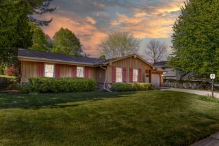 2204 Hunting Ridge ROAD, Waukesha, WI 53188