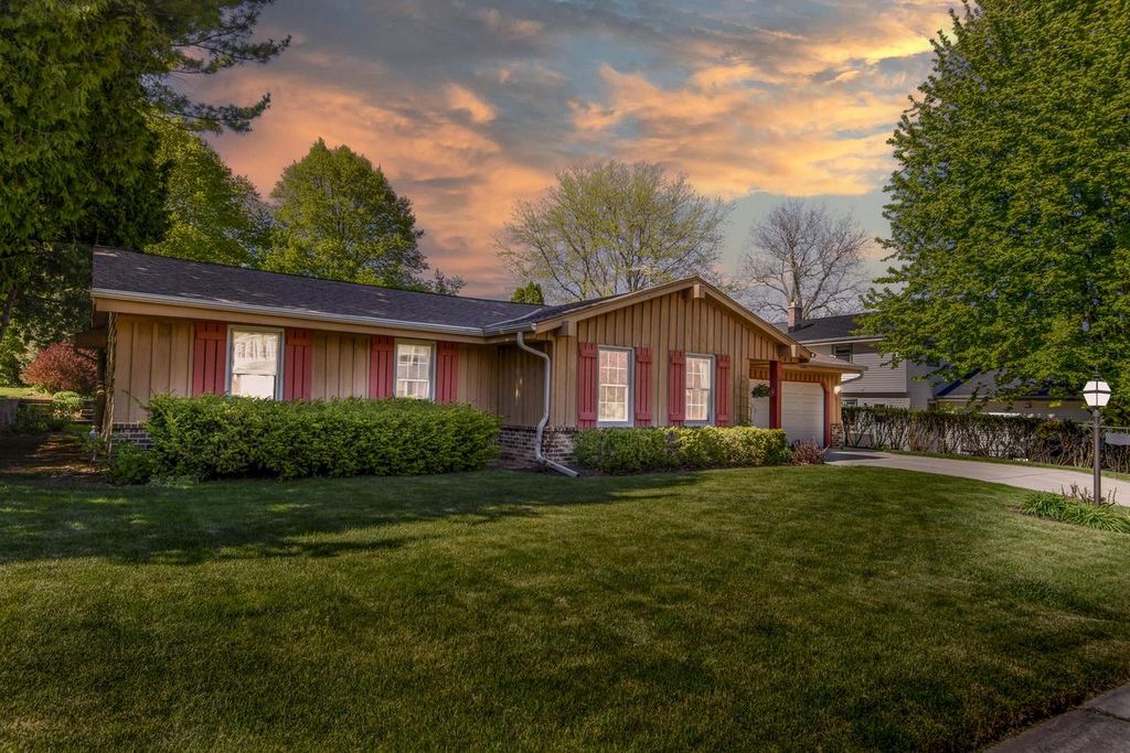 2204 Hunting Ridge ROAD, Waukesha, WI 53188