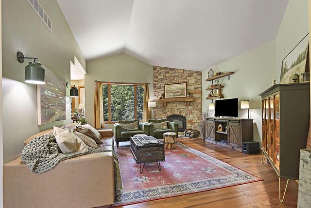 1109 Cooper Hawk DRIVE, Burlington, WI 53105