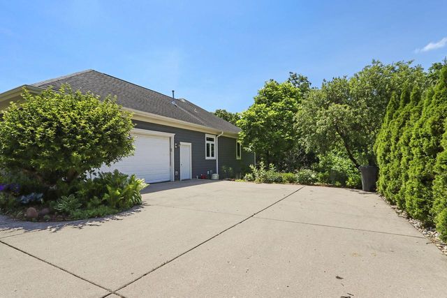 1109 Cooper Hawk DRIVE, Burlington, WI 53105