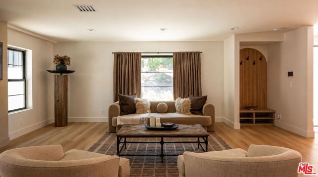 22269 Avenue San Luis, Los Angeles, CA 91364