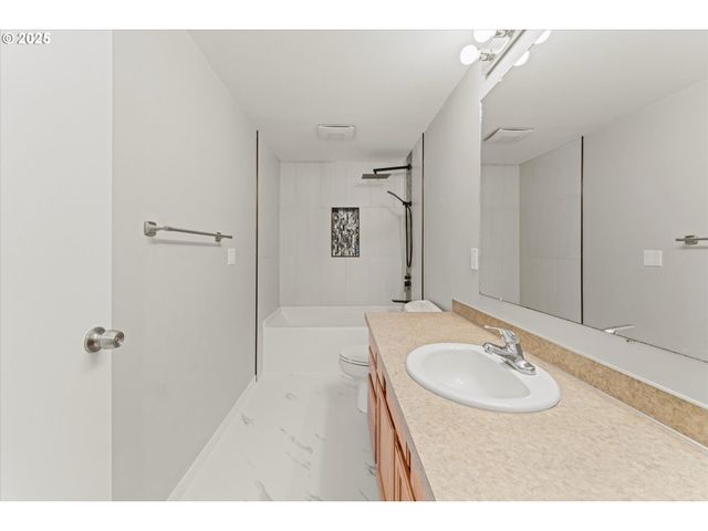 48 EAGLE CREST Dr 3D, Lake Oswego, OR 97035