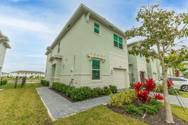 663 SE Lake Falls Street, Port St Lucie, FL 34984