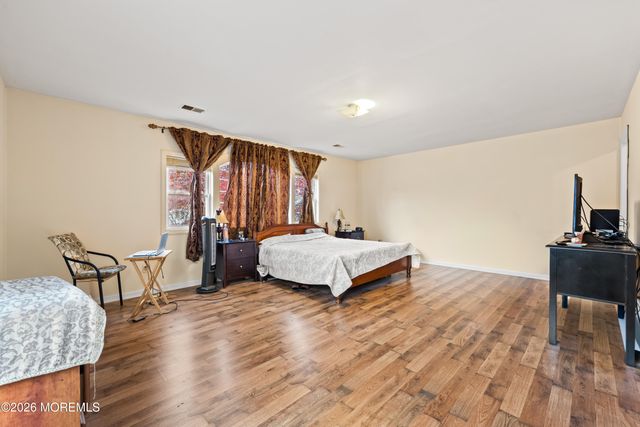 74 Wildwood Avenue, Edison, NJ 08837