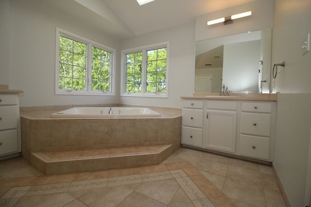 10 Valley View Dr, Grafton, MA 01536