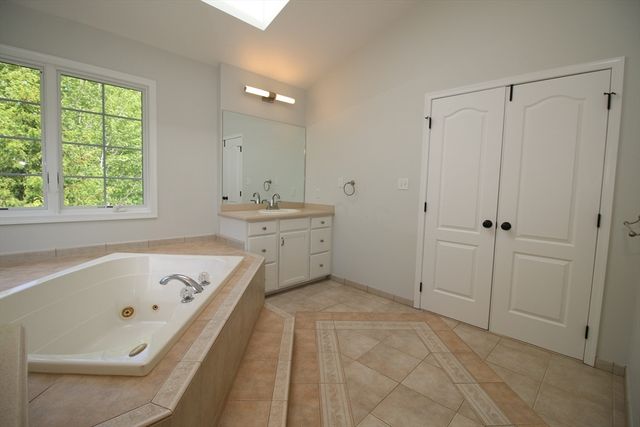 10 Valley View Dr, Grafton, MA 01536