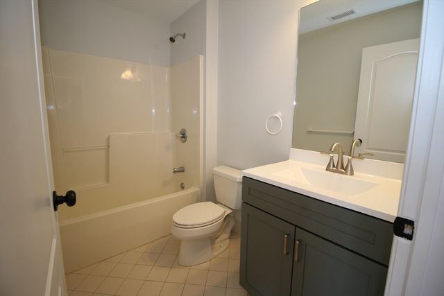 10 Valley View Dr, Grafton, MA 01536