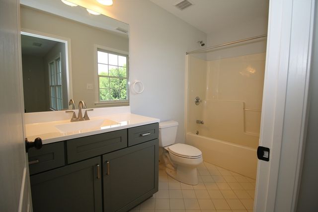 10 Valley View Dr, Grafton, MA 01536