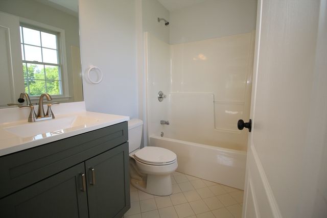 10 Valley View Dr, Grafton, MA 01536