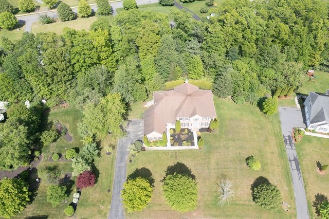 10 Valley View Dr, Grafton, MA 01536