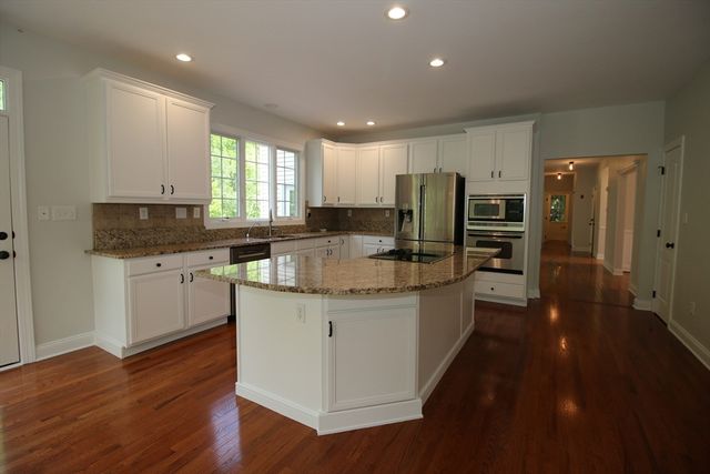 10 Valley View Dr, Grafton, MA 01536