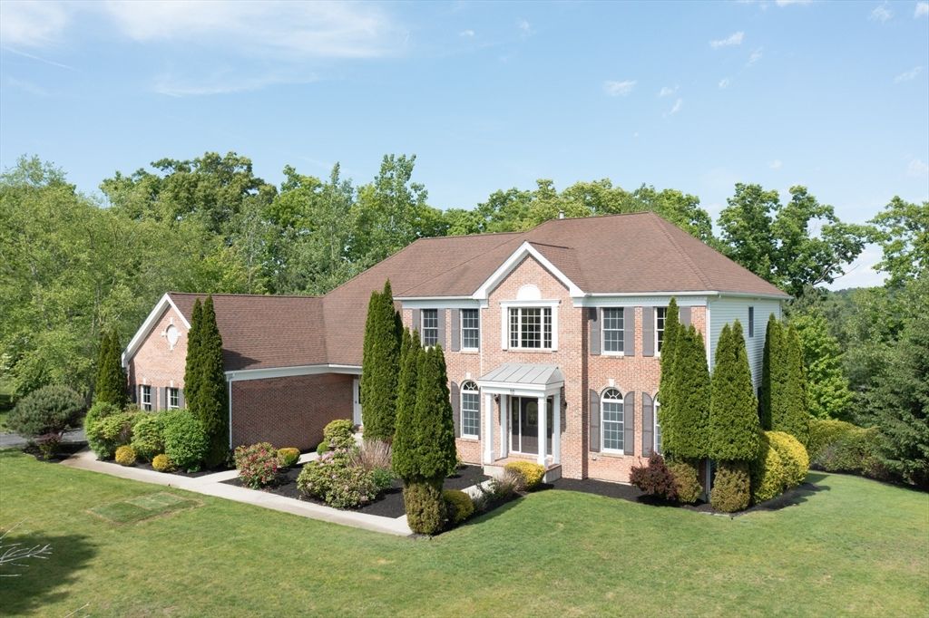 10 Valley View Dr, Grafton, MA 01536
