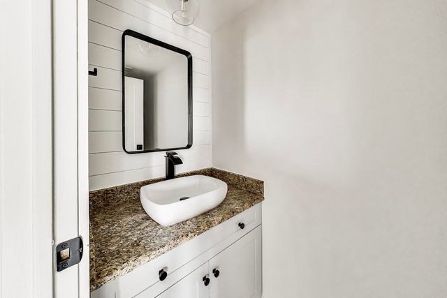 239 Gregory Street 8, Aurora, IL 60504