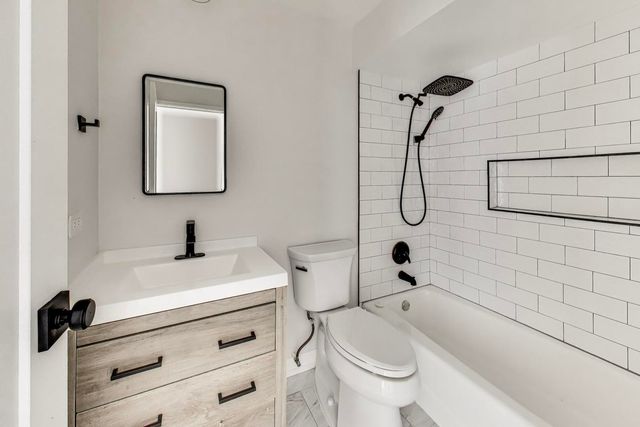 239 Gregory Street 8, Aurora, IL 60504