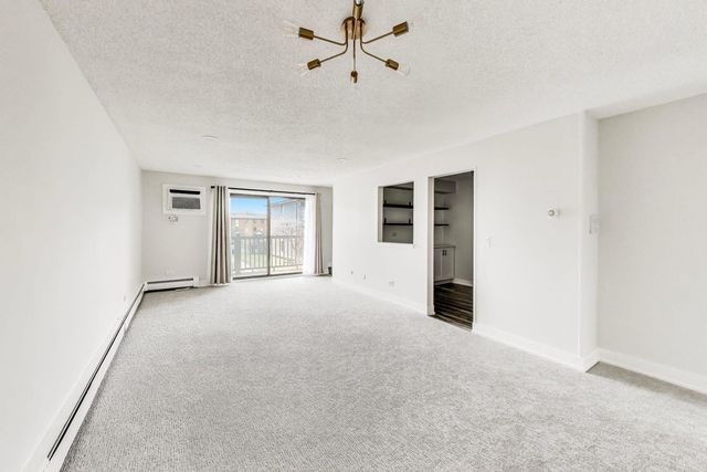 239 Gregory Street 8, Aurora, IL 60504