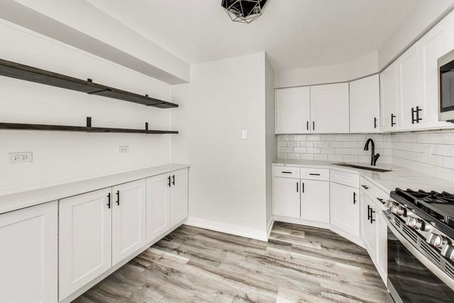 239 Gregory Street 8, Aurora, IL 60504