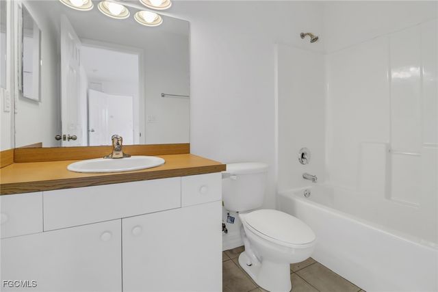 992 Tropical Palm AVE, North Fort Myers, FL 33903