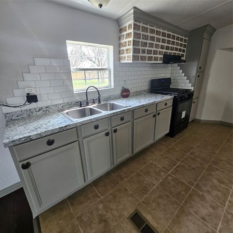 130 Trails End Circle, Millsap, TX 76066