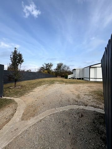 130 Trails End Circle, Millsap, TX 76066