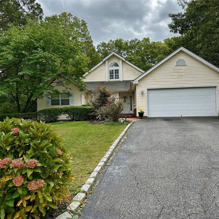 4 Thunderbird Court, Shoreham, NY 11786