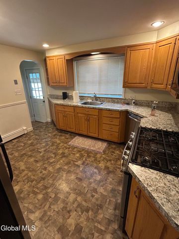 17 Pinewood Road, Guilderland, NY 12084