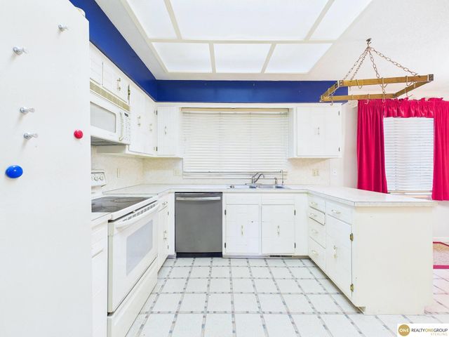 12615 Sky Park Drive, Omaha, NE 68137