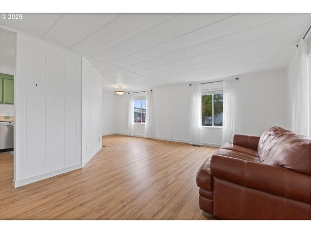 2902 E 2ND St 18, Newberg, OR 97132