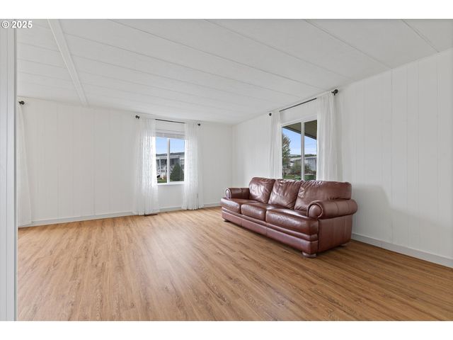 2902 E 2ND St 18, Newberg, OR 97132