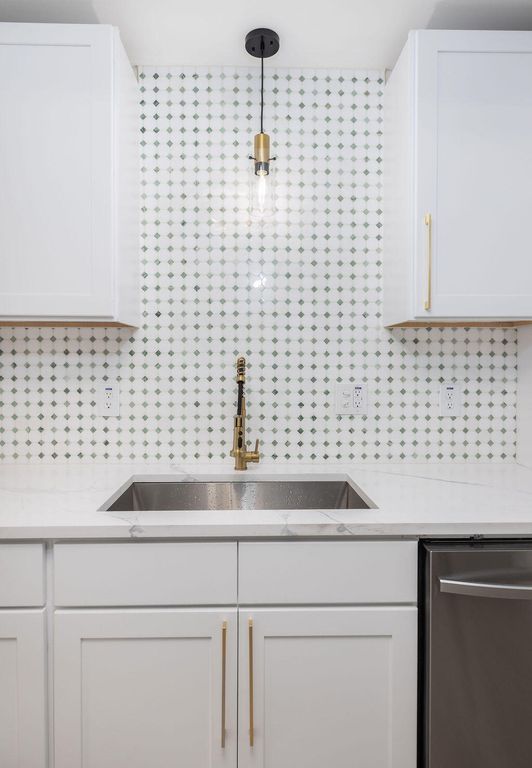 Image 13 of property listing at 2405 Eagle Drive, North Charleston, SC 29406