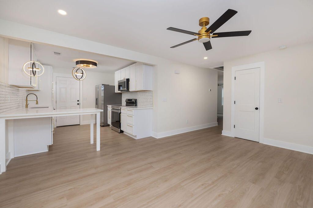 Image 16 of property listing at 2405 Eagle Drive, North Charleston, SC 29406