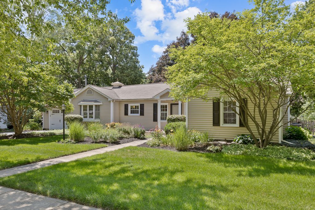 24 SCHOOL Street, Geneva, IL 60134