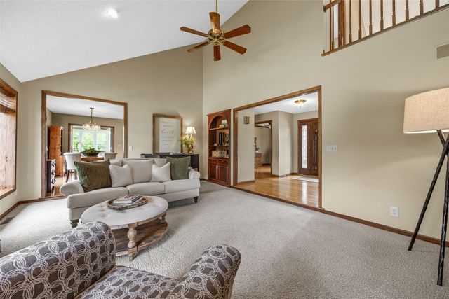 425 Northhaven Drive, Robins, IA 52328
