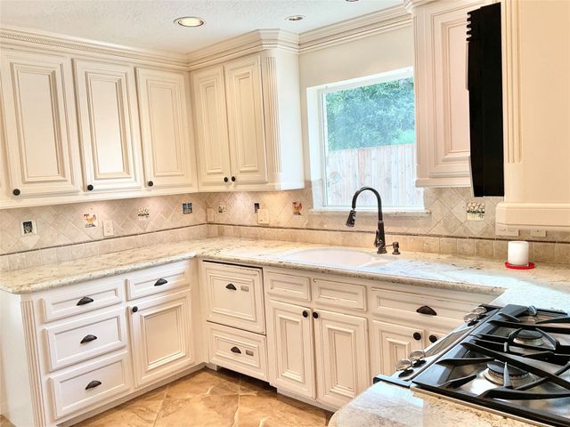 1022 Oak Leaf Street, La Porte, TX 77571