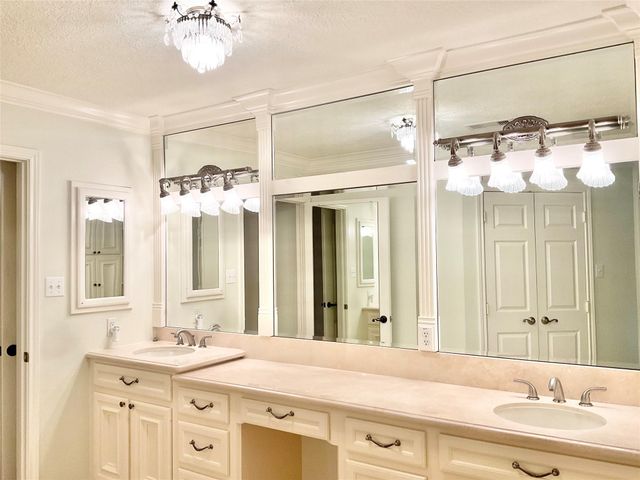 1022 Oak Leaf Street, La Porte, TX 77571