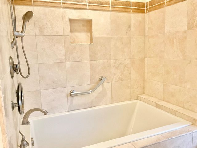1022 Oak Leaf Street, La Porte, TX 77571