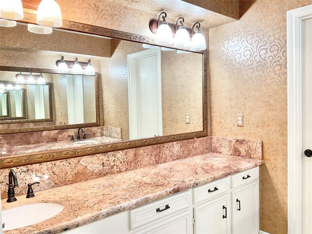 1022 Oak Leaf Street, La Porte, TX 77571