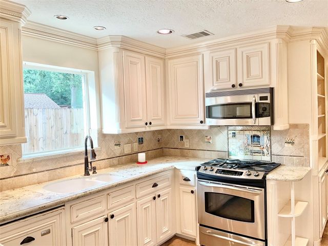 1022 Oak Leaf Street, La Porte, TX 77571