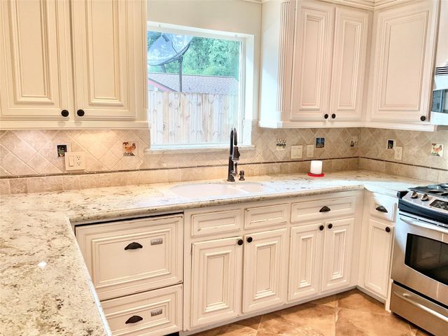 1022 Oak Leaf Street, La Porte, TX 77571