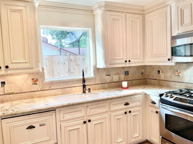 1022 Oak Leaf Street, La Porte, TX 77571