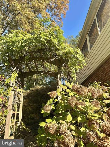 1700 N STAFFORD ST, Arlington, VA 22207