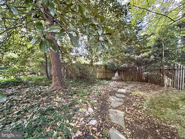 1700 N STAFFORD ST, Arlington, VA 22207