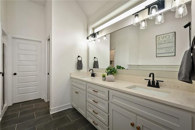 3045 NW Thoreau Lane, Lee's Summit, MO 64081