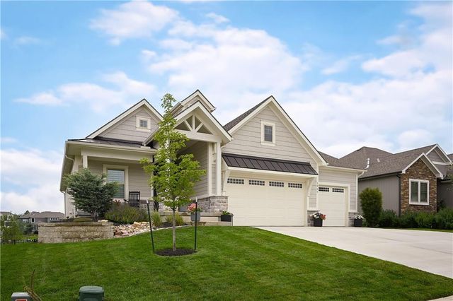 3045 NW Thoreau Lane, Lee's Summit, MO 64081